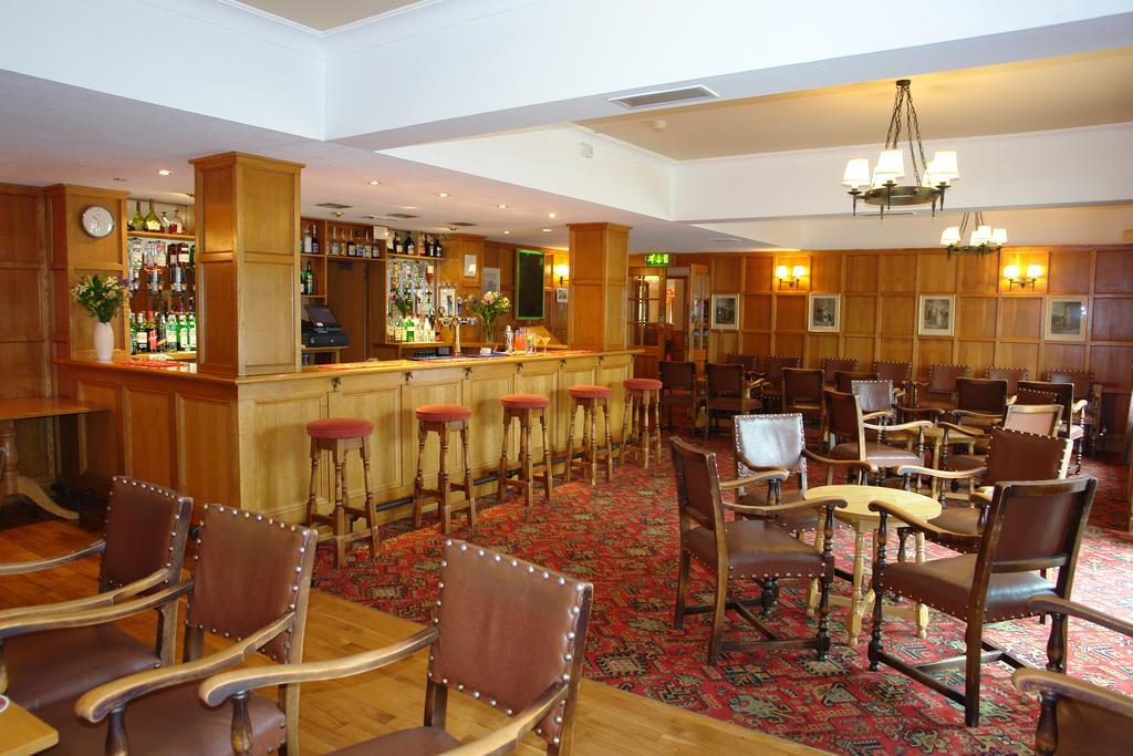 Oaklands Lodge Hotel Saint Saviour Exterior photo