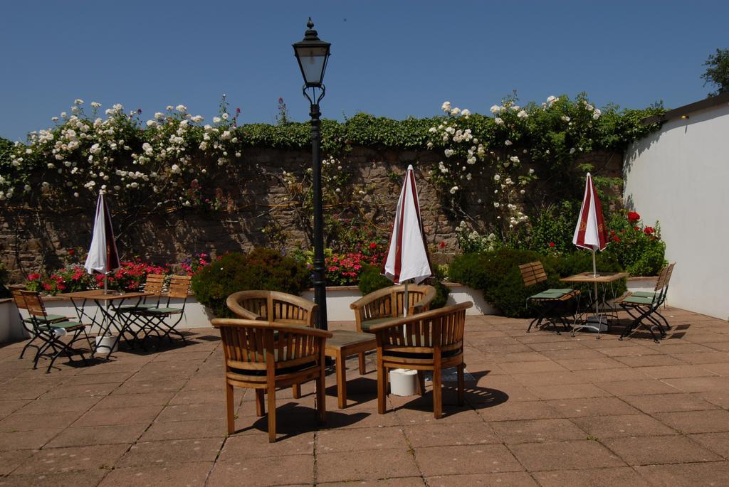 Oaklands Lodge Hotel Saint Saviour Exterior photo