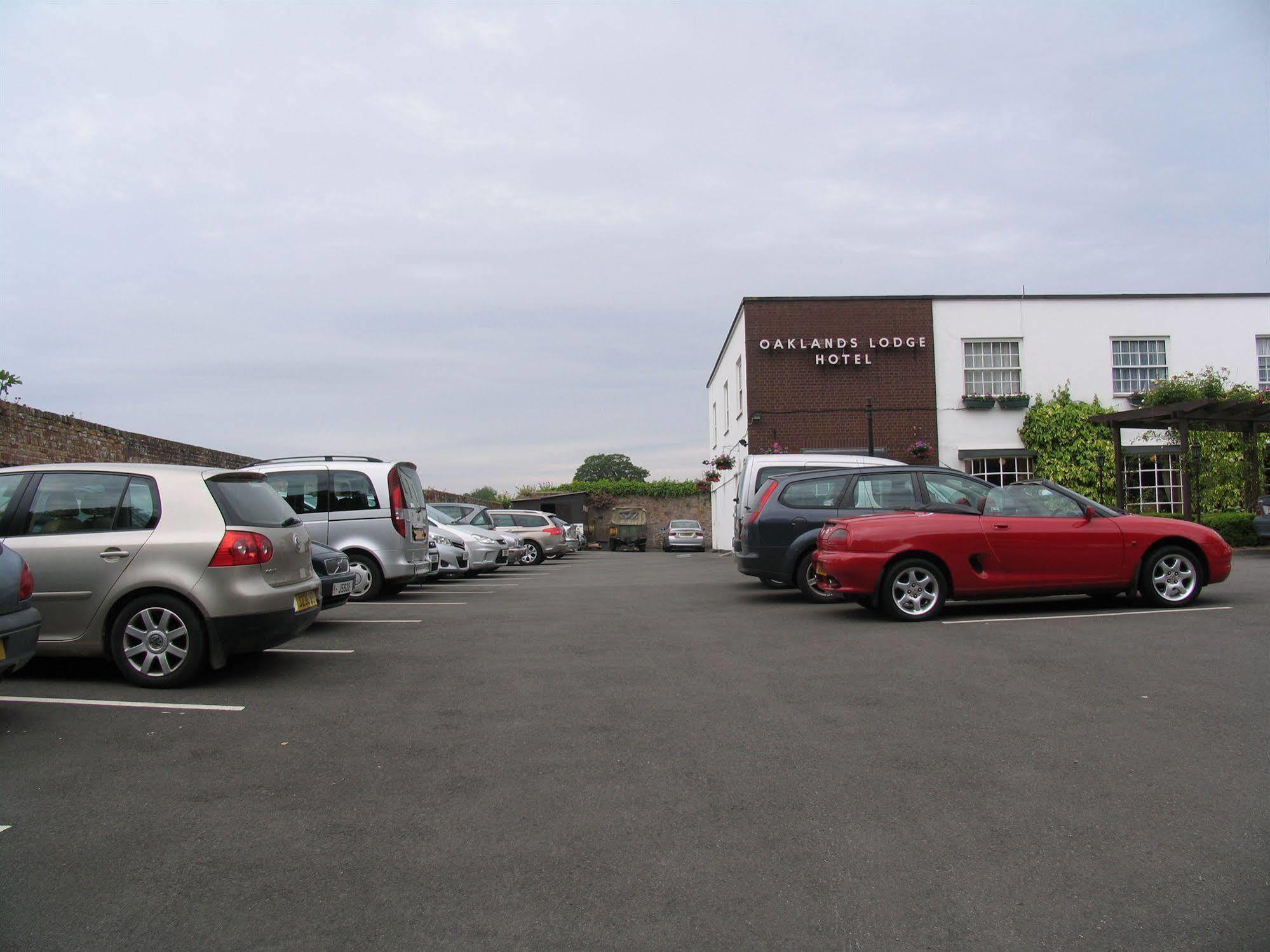 Oaklands Lodge Hotel Saint Saviour Exterior photo